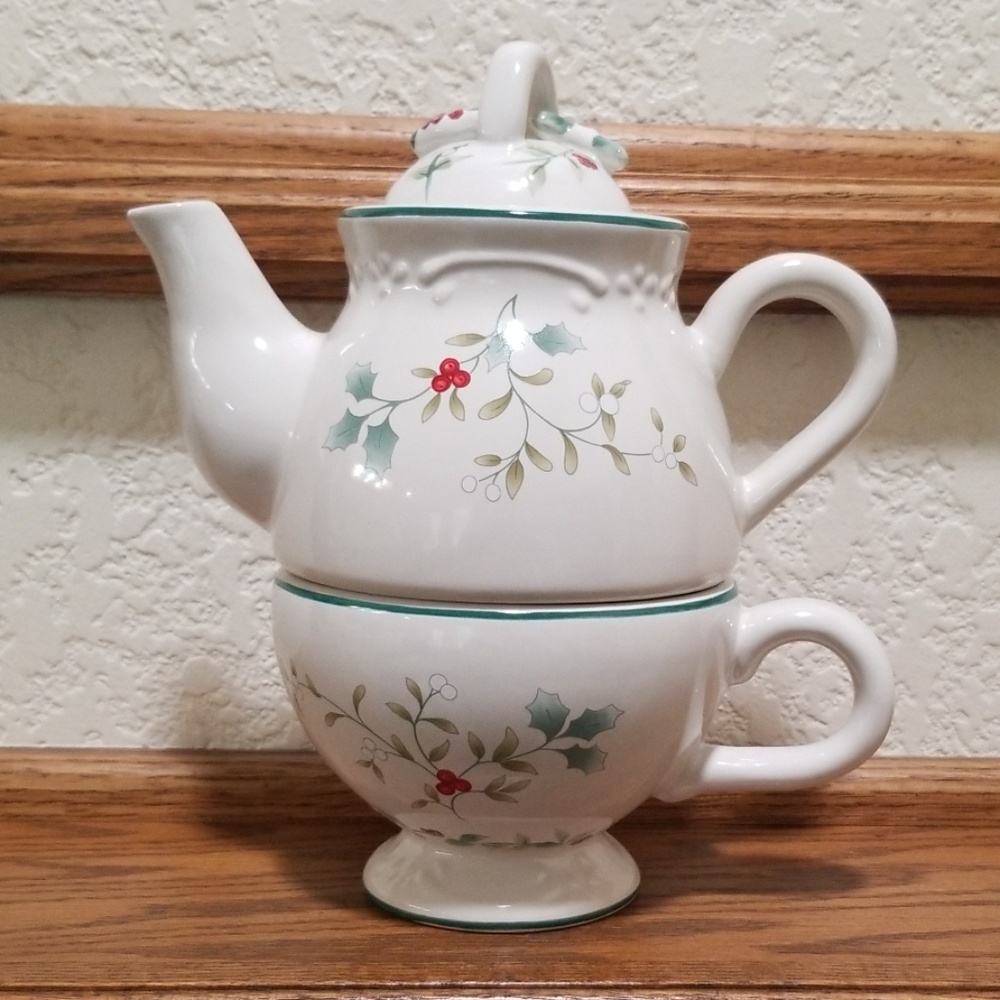 Pfaltzgraff Winterberry Teapot with Cup